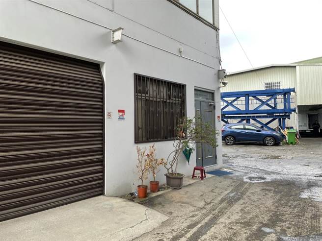 南屯区一处铁皮屋改建的私人招待所，今天上午发生两名男子疑似酒后起衝突，分别受到刀伤送医，全案正由警方调查厘清中。（民眾提供） 