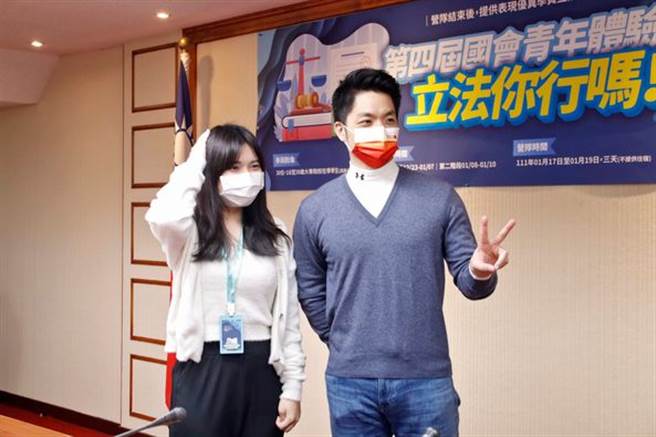 国民党立委蒋万安（右）与第四届国会青年体验营学员合照。（图／取自蒋万安脸书）