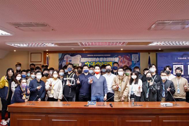 国民党立委蒋万安（右）与第四届国会青年体验营学员合照。（图／取自蒋万安脸书）