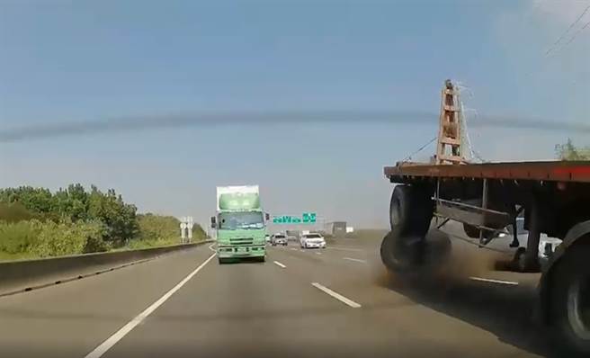 国道惊魂画面曝 曳引车整组轮胎喷飞国道脱落 后车惊呼「吓死人」。(图片截取自爆料公社)
