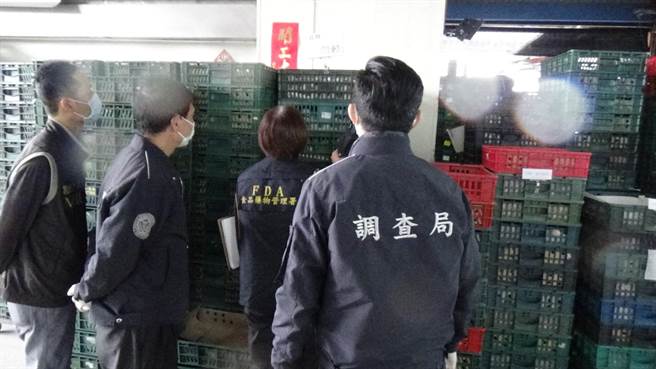 宜蘭檢調昨會同宜蘭縣衛生局查獲三星鄉1家不肖業者，竄改170箱逾期散裝雞蛋效期，傳喚林姓負責人等5人到案，訊後依涉嫌對商品虛偽標記、詐欺取財等罪嫌，諭知2萬元至4萬元不等交保候傳。（宜蘭調查站提供／羅亦晽宜蘭傳真）