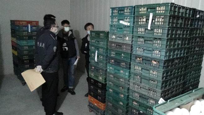 宜蘭檢調昨會同宜蘭縣衛生局查獲三星鄉1家不肖業者，竄改170箱逾期散裝雞蛋效期，傳喚林姓負責人等5人到案，訊後依涉嫌對商品虛偽標記、詐欺取財等罪嫌，諭知2萬元至4萬元不等交保候傳。（宜蘭調查站提供／羅亦晽宜蘭傳真）