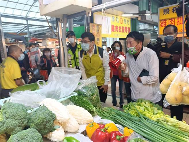 高巿府副局长高镇远与凤山第一市场会长吴金池逐摊宣导。（经发局提供）