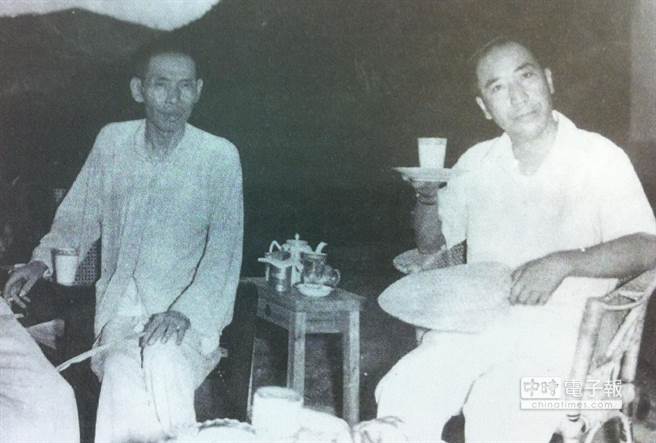 戴笠（右）与上海闻人杜月笙（左）合影。（国史馆、军情局提供）