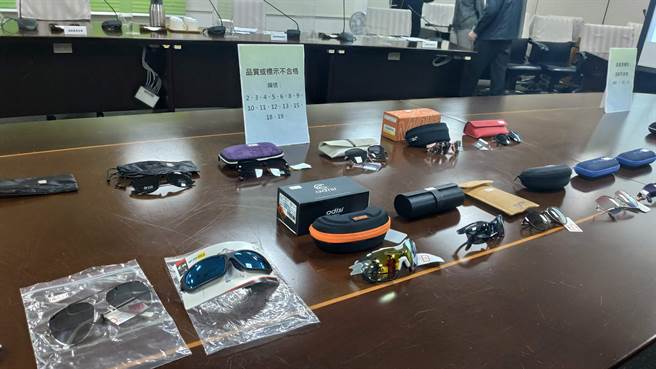 行政院消保處發現迪卡儂、Hiponi、GUESS等品牌部分太陽眼鏡涉及逃檢，分別已經開罰25萬、1萬、1萬並勒令下架。（林良齊攝）