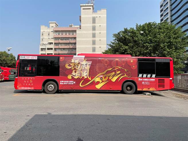 高雄市17條年貨公車路線，主要行經鄰近「年貨大街」三鳳中街的三民市場站，方便民眾採買年貨。（高市交通局提供／石秀華高雄傳真）