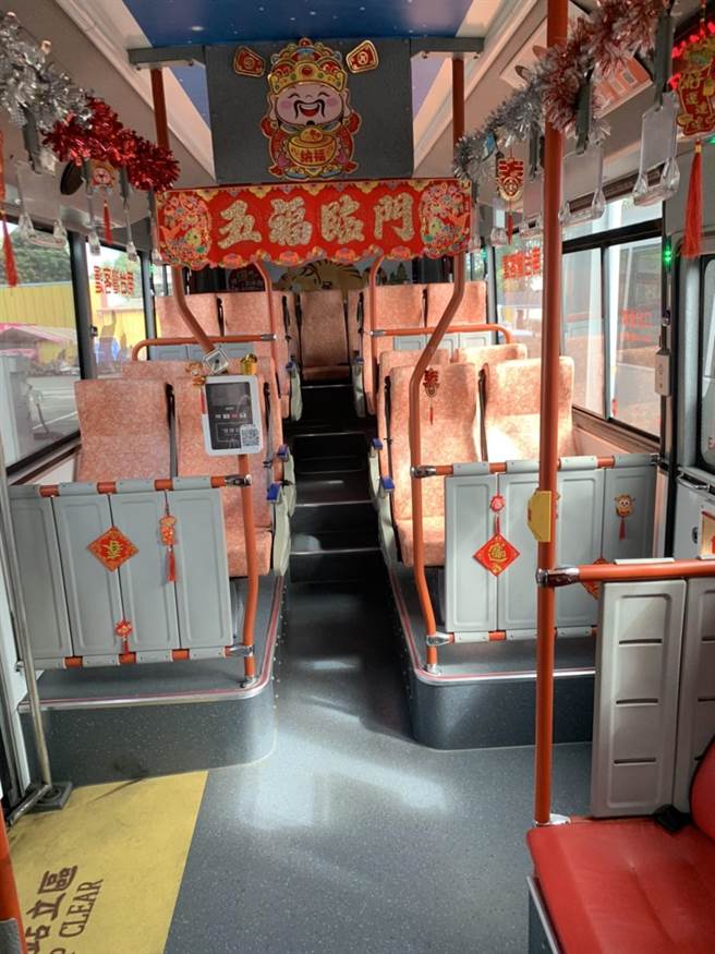 年貨公車路線配合虎年生肖，在公車內掛滿應景的春聯裝飾。（高市交通局提供／石秀華高雄傳真）