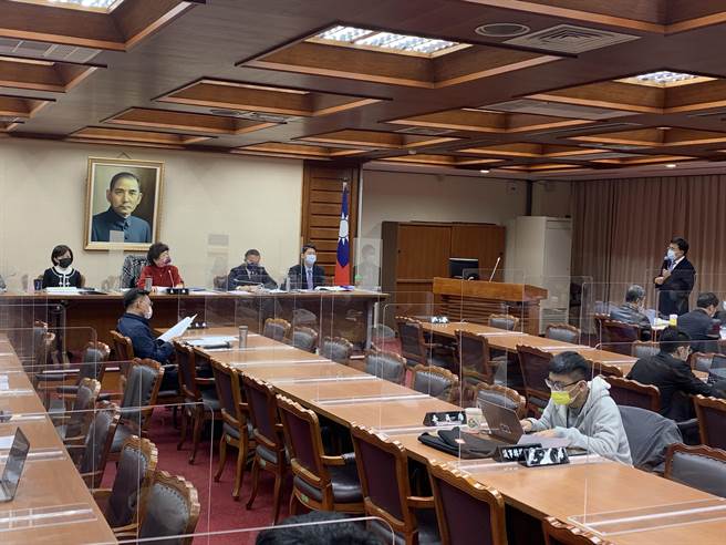 立法院司法及法制委員會今日續審刑法酒駕相關修法，法務部次長蔡碧仲說明法務部提出最新修法版本。（林縉明攝）