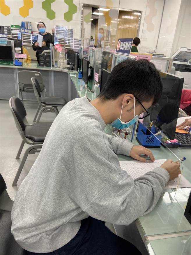 社會局強調，將陸續發文通知，請民眾備妥資料到區公所換證。（台中市政府提供）