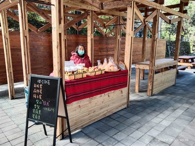 台湾杉建构的市集亭。（东势林管处提供／王文吉台中传真）