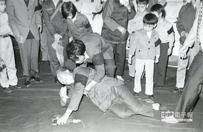 1975年4月8日在上海四行倉庫冒險獻旗的女童軍楊惠敏，當時已61歲，滿頭白髮。走進蔣公靈堂，立刻跪倒於靈前，嚎啕大哭。（邱維國攝）