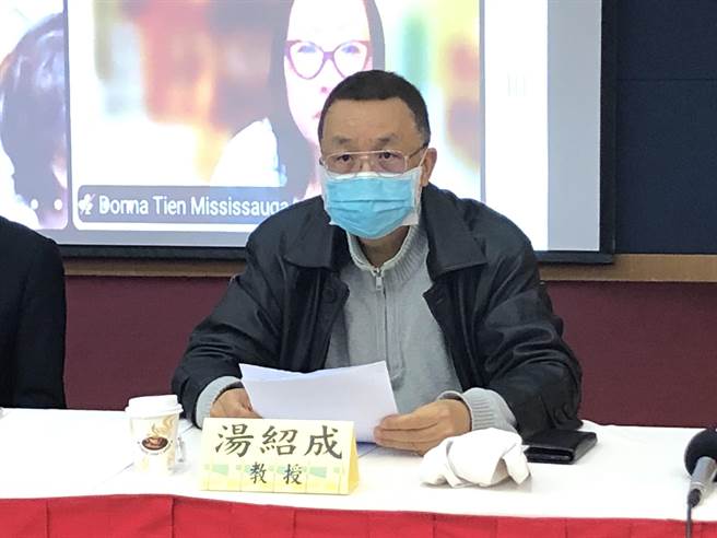 中華民族團結協會、藍天行動聯盟今天舉辦「國民黨兩蔣時期在台施政」講座，與會的政大國關中心兼任教授湯紹成表示，近來綠營只要喊出「抗中保台」，藍營就被打輸一半，他主張「反戰愛台」來反制民進黨的說法。（趙婉淳攝）