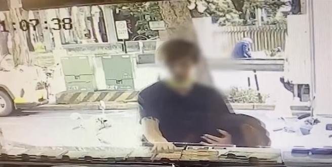 杨嫌锁定身障人士开设的彩券行犯案。（警方提供）