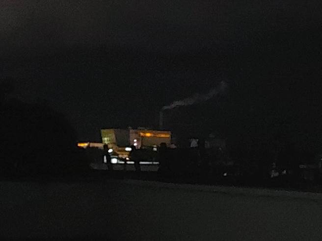 台东民眾近日发现，尚未正式启用的焚化炉到了晚上就冒出阵阵白烟。（民眾提供／蔡旻妤台东传真）