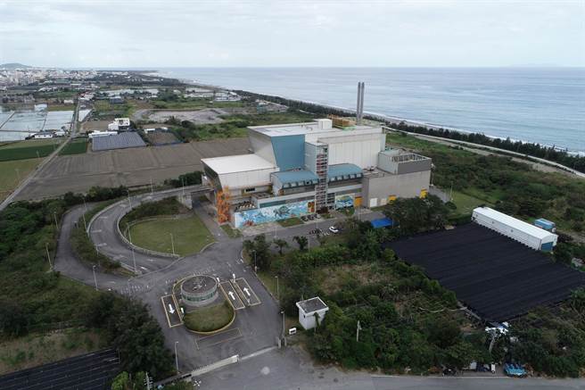 台东民眾近日发现，尚未正式启用的焚化炉到了晚上就冒出阵阵白烟。（民眾提供／蔡旻妤台东传真）