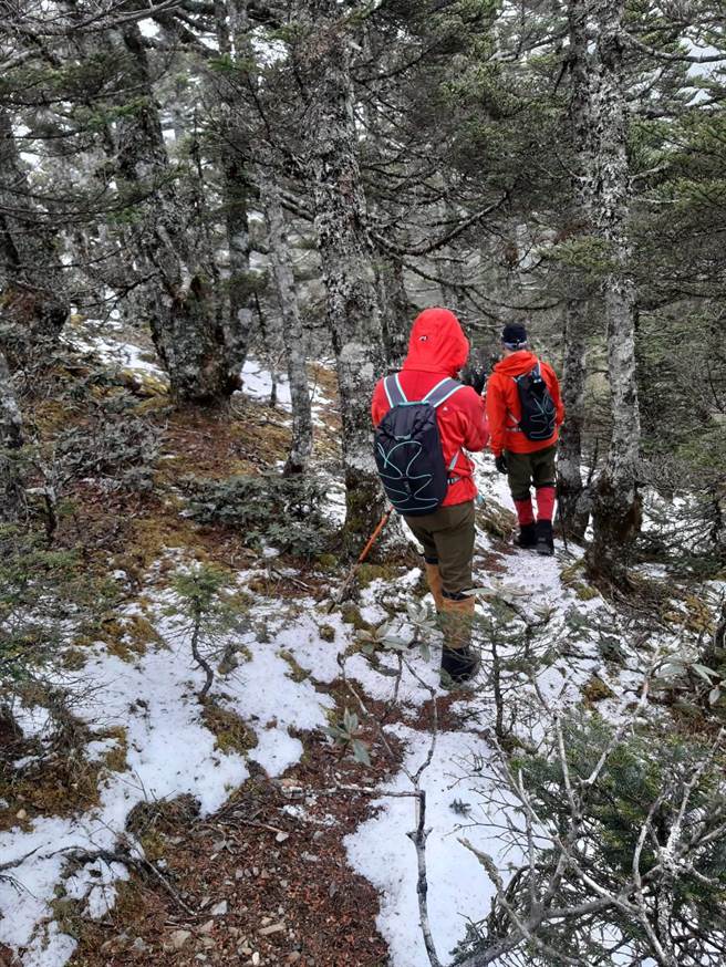 大劍山附近山域天候惡劣，地面有積雪情形。（台中市消防局提供／王文吉台中傳真）