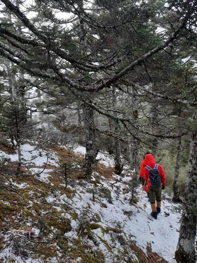 大劍山附近山域天候惡劣，地面有積雪情形。（台中市消防局提供／王文吉台中傳真）