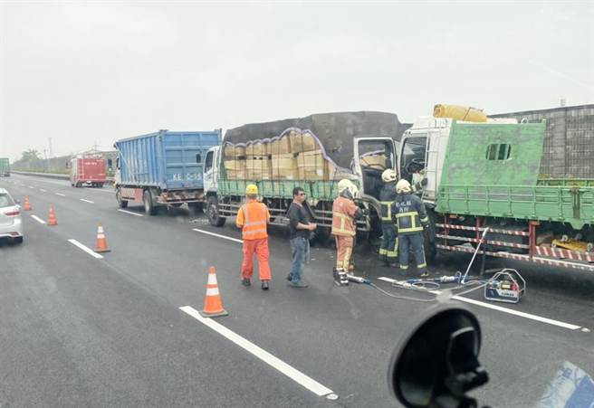 國道1號田尾段3部大貨車連環追撞，最後一部車司機受困車內，頭部撞傷意識清醒，消防人員和國道警察前往救援。（彰化踢爆網提供／吳敏菁彰化傳真）