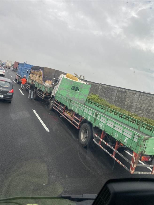 國道1號田尾段3部大貨車連環追撞，最後一部車司機受困車內，頭部撞傷意識清醒，消防人員和國道警察前往救援。（彰化踢爆網提供／吳敏菁彰化傳真）