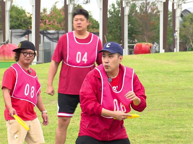 余祥铨在丢飞盘关卡闯关失败。（台视提供）