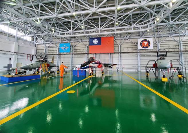 视导空军第七飞总统：新的一年，像F-5型战斗机尾翼的老虎图腾，勇猛顽强。曾薏苹摄