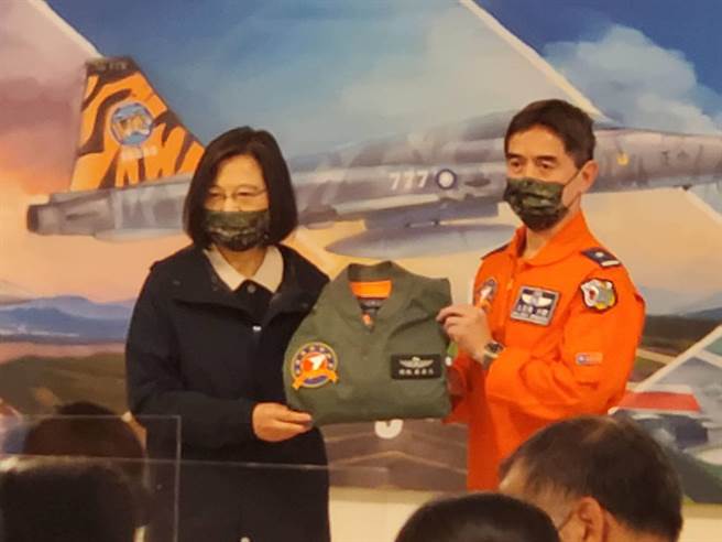 视导空军第七飞总统：新的一年，像F-5型战斗机尾翼的老虎图腾，勇猛顽强。曾薏苹摄