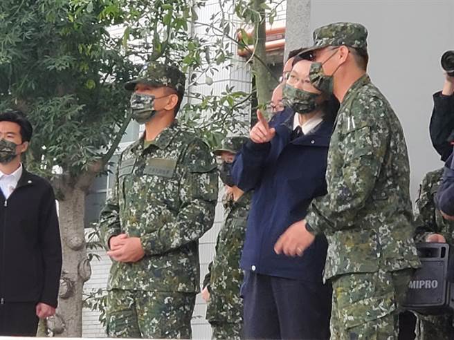 视导空军第七飞总统：新的一年，像F-5型战斗机尾翼的老虎图腾，勇猛顽强。曾薏苹摄