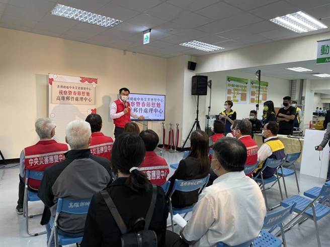 （陈吉仲视察高雄邮务中心。图／防检局提供）
