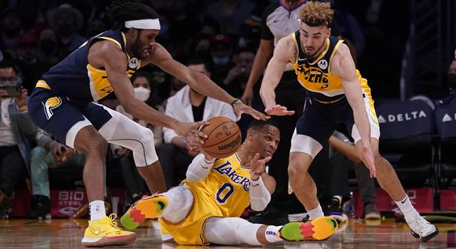 韦斯布鲁克昨天末节被换下(美联社资料照)