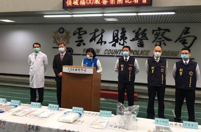 云林县警局18、19日动员30余名警力，会同屏东县警察局东港、里港分局，以优势警力展开缉捕杨嫌为首的毒贩，起出大量毒品及枪械，县长张丽善（左三）今天到警察局慰勉有功员警。（周丽兰摄）
