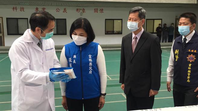 云林县警局18、19日动员30余名警力，会同屏东县警察局东港、里港分局，以优势警力展开缉捕杨嫌为首的毒贩，起出大量毒品及枪械，县长张丽善（左二）今天到警察局慰勉有功员警。（周丽兰摄）