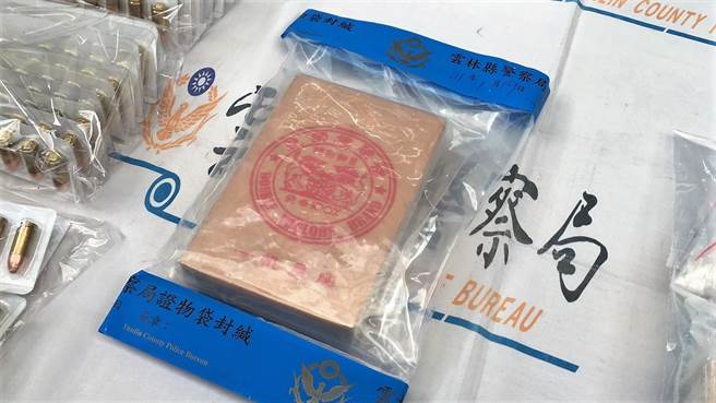 警方于毒窟起出双狮地球牌海洛因砖1块半达486.1公克。（周丽兰摄）