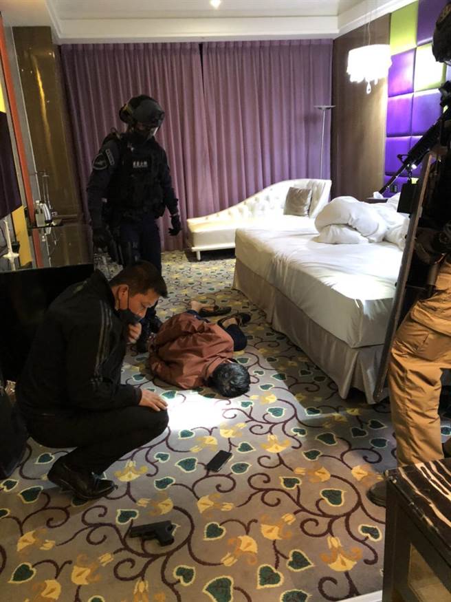 云林县警方攻坚画面。（云林县警局提供）