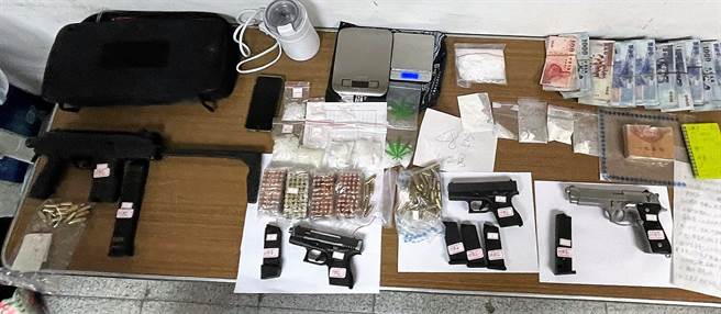 警方于毒窟起出双狮地球牌海洛因砖1块半达486.1公克、海洛因6包共51.21公克、安非他命9包共118.5公克、制式英国制MP9衝锋枪1枝、制式手枪1枝、非制式手枪2枝、90子弹267颗、现金85万元、制毒笔记等。（云林县警局提供）