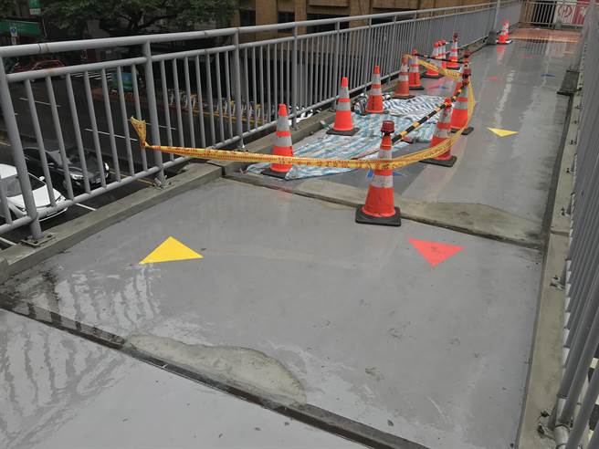 北市天桥地面水泥斑驳脱落，挨轰豆腐渣工程。（杨亚璇摄）