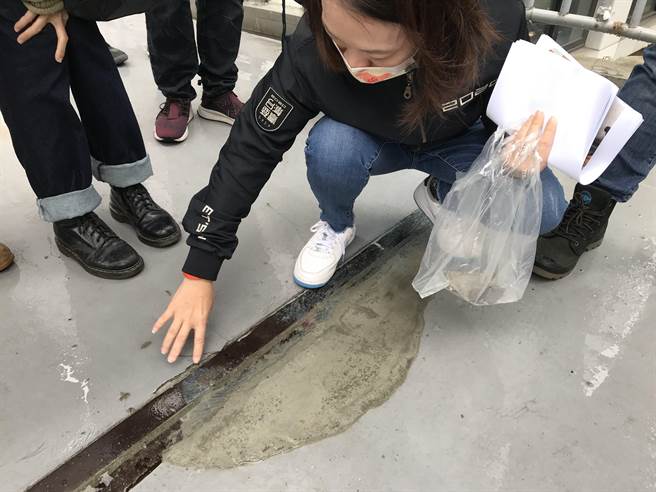 北市天桥地面水泥斑驳脱落，挨轰豆腐渣工程。（杨亚璇摄）