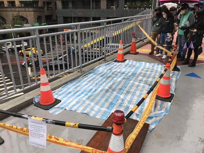 北市天桥地面水泥斑驳脱落，挨轰豆腐渣工程。（杨亚璇摄）