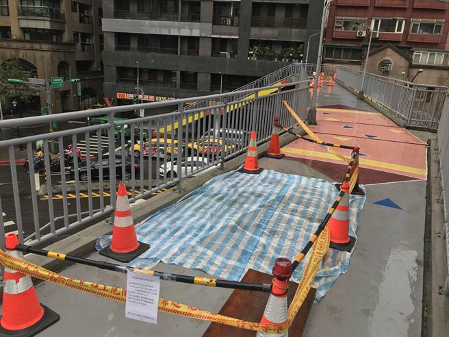 北市天桥地面水泥斑驳脱落，挨轰豆腐渣工程。（杨亚璇摄）