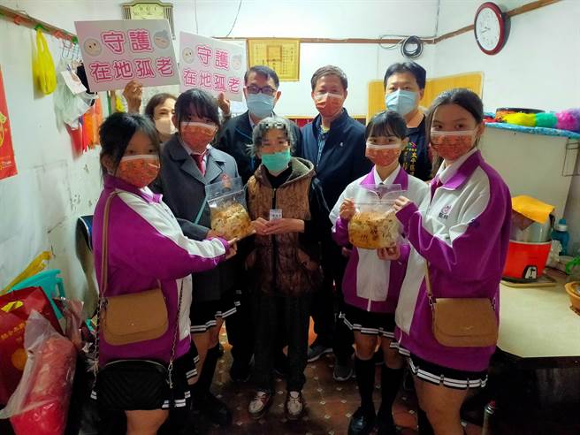 太平区公所替代役与华山基金会太平爱心天使站及慈明高中师生们，送年菜到独居长者及中低收入户家，让他们感受社会温暖。（太平区公所局提供／张妍溱台中传真）