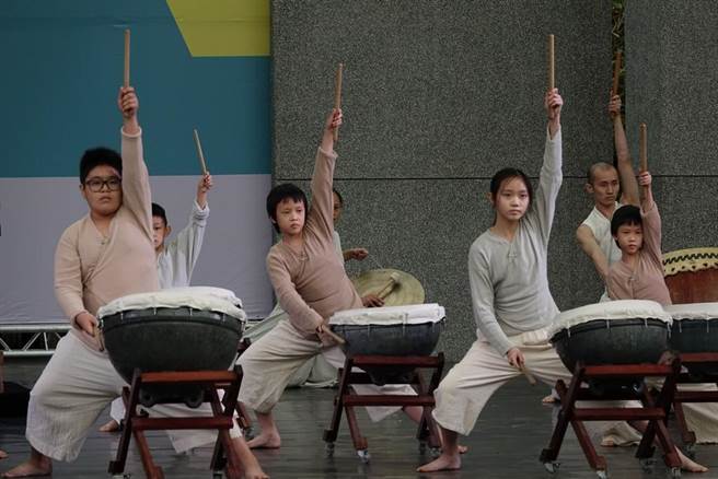 濂洞國小高董旺(左1)是學校的「不一鼓社團」團長，於大安森林公園與優人神鼓共同演出。（新北市教育局提供）