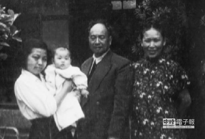 中年時期的楊惠敏與先生和兒子。（圖：楊渡提供）