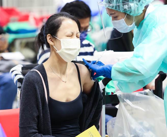 想请疫苗假遭拒，老板放话扣年终，引起网友讨论。图为民眾接种疫苗的画面。（本报系资料照）