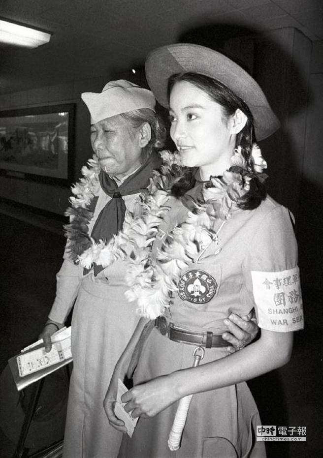 1976年10月5日「八百壯士」影片在香港上映，中影為加強宣傳，特由飾演當年女童軍楊惠敏的女主角林青霞（右）和楊惠敏穿了童軍服赴港。兩人在機場留影。（姚琢奇攝）
