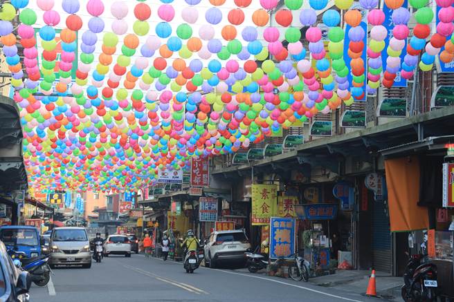 鱼池乡公所最近在鱼池街上打造由1500颗七彩灯笼，长达百米的「街道灯海」，吸引许多民眾、网美朝圣。（公所提供／吴建辉南投传真）