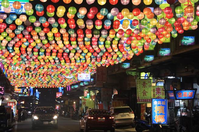 即日起至元宵节止，每天晚上6点到10点都会点亮鱼池。（公所提供／吴建辉南投传真）