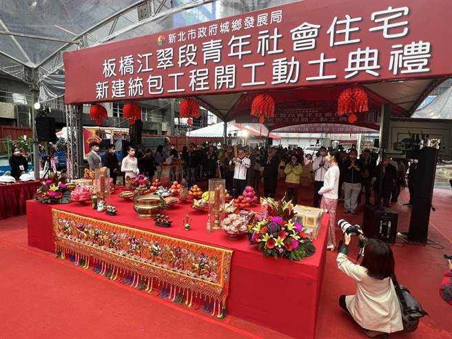 新北市长侯友宜上午主持板桥江翠段青年社会住宅开工动土典礼。（王扬杰摄）