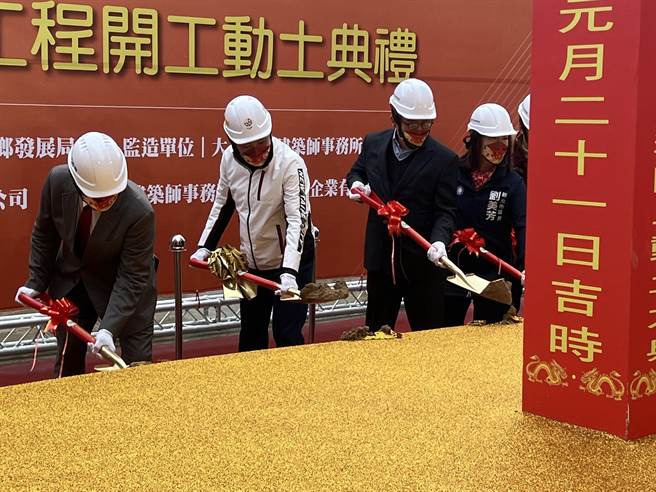 新北市长侯友宜上午主持板桥江翠段青年社会住宅开工动土典礼。（王扬杰摄）