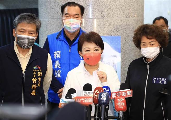 台中市长卢秀燕（中）。（中时资料照，冯惠宜摄）