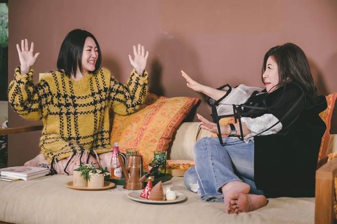 小S（左）跟陈文茜在《熙娣想聊》中毫无极限的谈话内容，引发观眾热烈讨论。（CATCHPLAY提供）