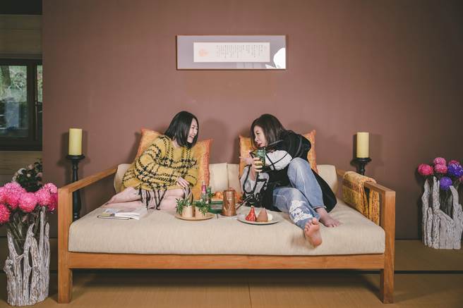 陈文茜（右）觉得跟小S聊天百无禁忌很开心。（CATCHPLAY提供）